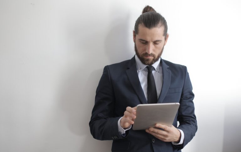 Homme qui vérifie sur une tablette le coût total d’un crédit avant de choisir une durée