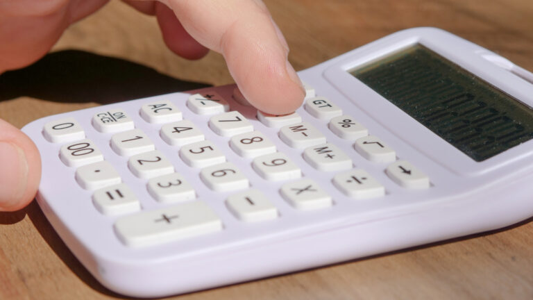 Calculatrice utilisée pour estimer la mensualité d’un crédit travaux